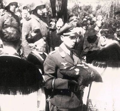 Beerdigung von Franz Schwaiger, der Bruder Rudolf trägt das Ordenskissen.