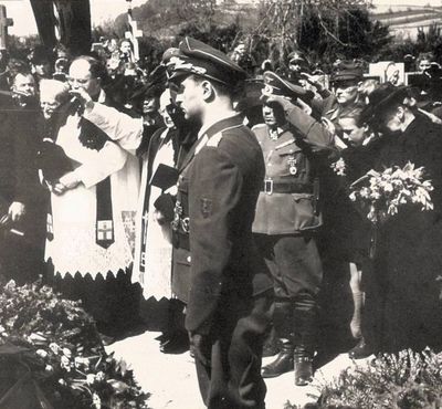 Beerdigung von Franz Schwaiger in Ochsenhausen Ende April 1944. Ganz links der Vater, in der Mitte Major Walter Dahl. Hinten Standortkommandant Oberst Alfred Kuzmany.