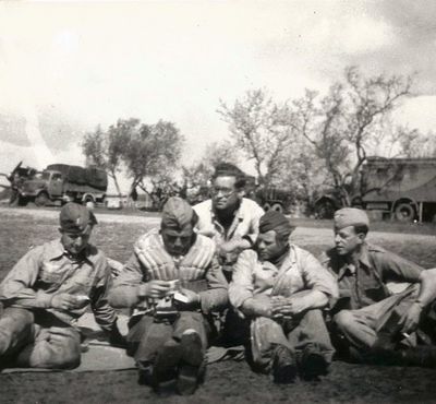 Franz Schwaiger (Mitte) mit Kameraden am Platzrand