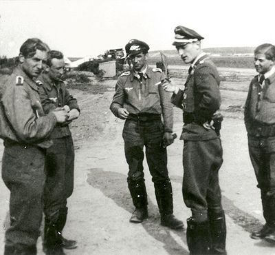 Burg bei Magdeburg 1944, von links: Uffz Herdy, Fw. Büssow, Fw. Vogel, Lt. Wolf-Dietrich Stiebler, Staffelkapitän 3. Staffel und Uffz. Einenkel. Im Hintergrund helle Bf 109!