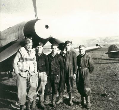 Franz Schwaiger mit Kameraden vor seiner BF 109 F in Italien