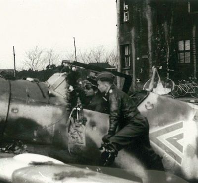 Seine Bf 109G-5/AS nach seiner Ritterkreuzverleihung am 8.4.44 und dem Besuch von Gerhard Barkhorn, der in der Maschine sitzt.