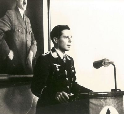 Franz Schwaiger hält eine Rede, vermutlich im Herbst 1942 in Ulm