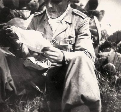 Franz Schwaiger beim Lesen seiner Post