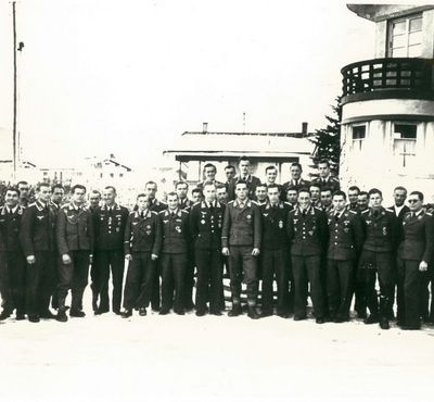 Franz Schwaiger vor dem Haus "Florida" in Bad Wiessee im Dezember 1942.                     Er steht in der Mitte, links neben ihm Adolf Glunz, fünfter von rechts Wolf Ettel, der zweite von rechts könnte Kurt Dombacher sein