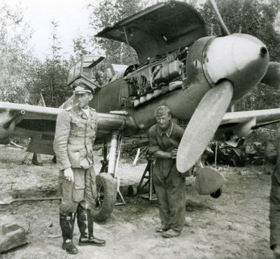 Hauptmann Wiese und sein Wart, Uffz. Hartje, vor seiner Bf 109G-2 / R6 „Schwarze 3“ „ERI“ auf dem Platz Dedjurewo 1942.
