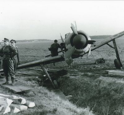 Tanzer hat die „Weisse 13“ in Klein-Lübke im April 1945 in den Graben gerollt. Marquardt (r.) schaut zu. // Tanzer rolled the „White 13“ into a ditch. Marquardt (ri.) is looking at the accident.