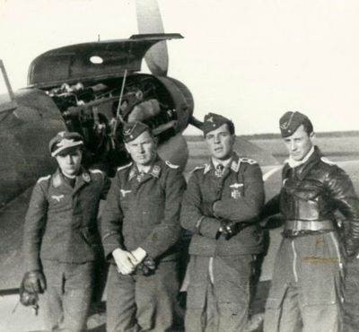 Franz Schwaiger und Otto Weßling vor einer Bf 109 G in Russland.
