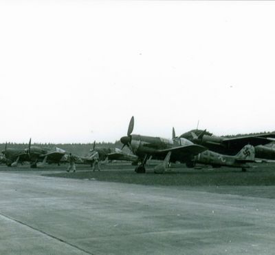 Abgestellte Maschinen der aufgelösten III. / JG 54 in Schmoldow im April 1945. In der Mitte die Fw 190 D-9, „Weisse 11“, WNr. 213097, die dann von Marquardt geflogen wurde. // Set up of aircrafts from the disbanded III. / JG 54 at Schmoldow in April 45. I