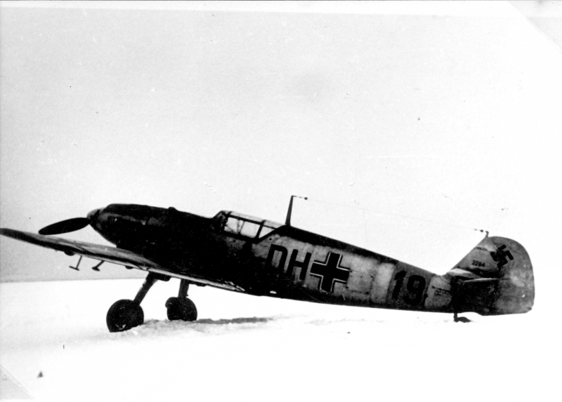 Die Bf 109D „DH+19“ in Stolp-Reitz 1940 (Jagdfliegerschule 3) // 109D „DH+19“ at Stolp-Reitz 1940 (“Fighter pilots school” 3)