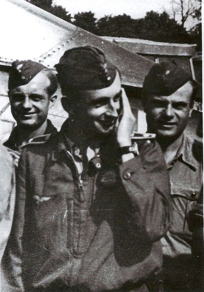 Klaus Dietrich mit zwei Kameraden vor der "Gelben 4" // Dietrich with two comrades in front of "Yellow 4"