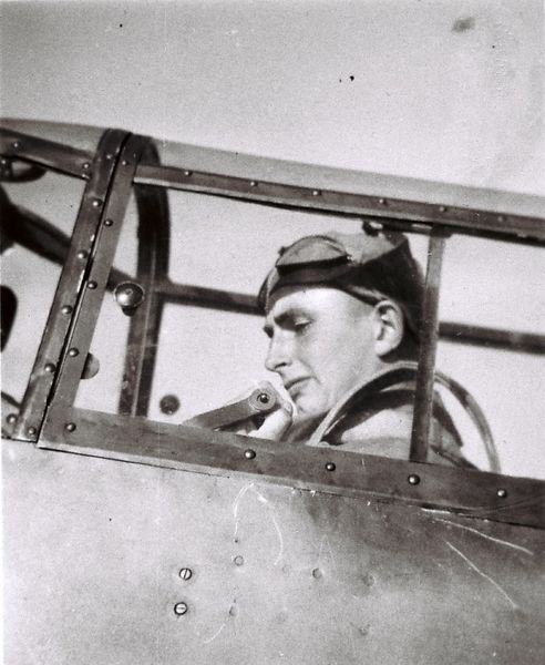 Klaus Dietrich sitzt in einer Bf 109D bei der JFS 4 // Klaus Dietrich sitting in a Bf 109D at the JFS 4