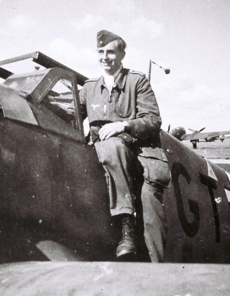 Klaus Dietrich sitzt auf einer Bf 109G / Klaus Dietrich sitting at a Bf 109G