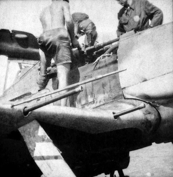 Arbeit an der FW 190 A-7, "Gelbe 4", von Klaus Dietrich. Maintenance at the Fw 190 A-7 "Yellow 4" of Klaus Dietrich.